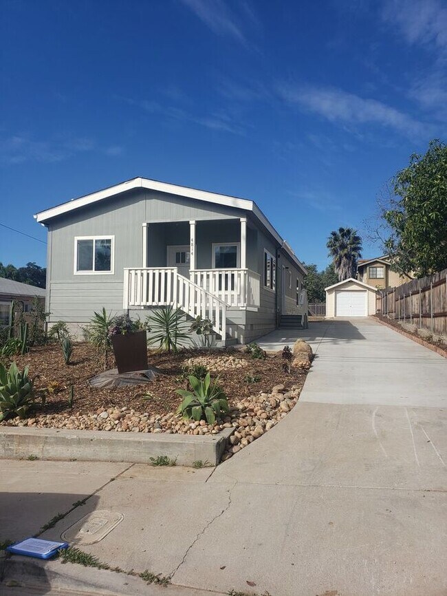 Foto del edificio - House w/ large private yard and garage (Pa...