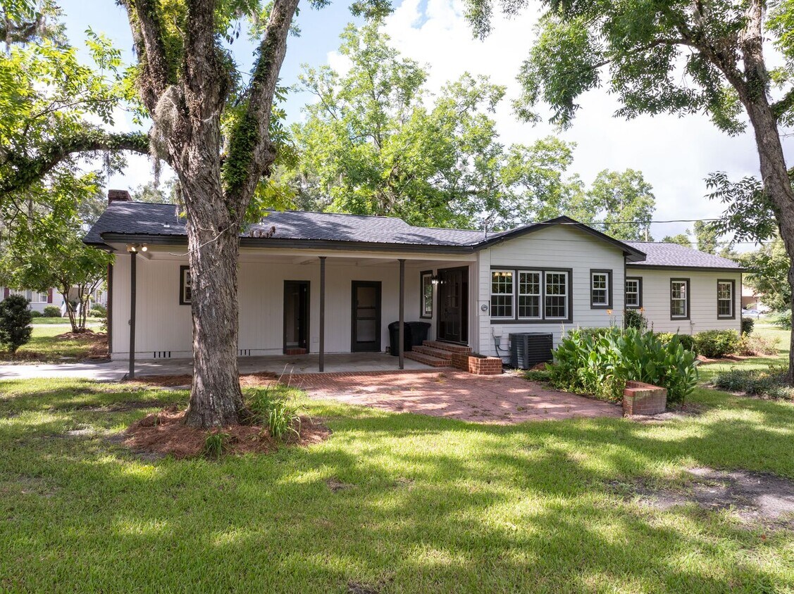 Primary Photo - Renovated 4 Bedroom, 3 Bath home in Live Oak