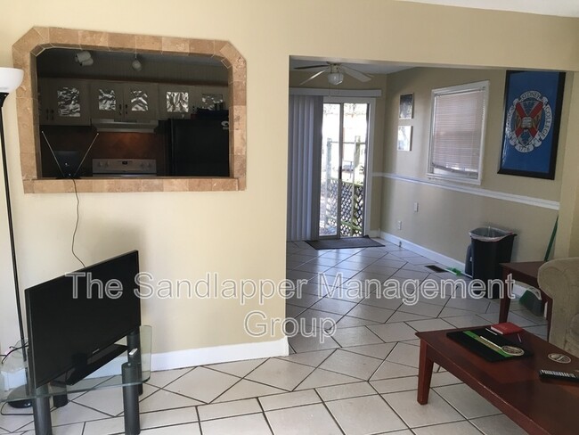Building Photo - 1122 North Shadow Dr