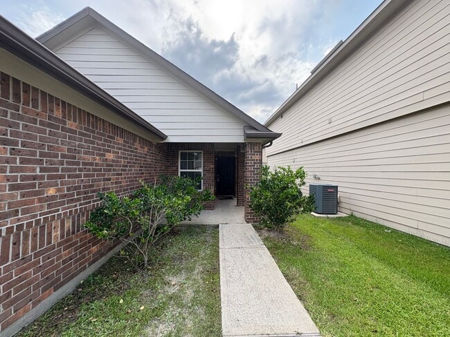 Building Photo - Don't miss out this spacious 4B2B Home in ...