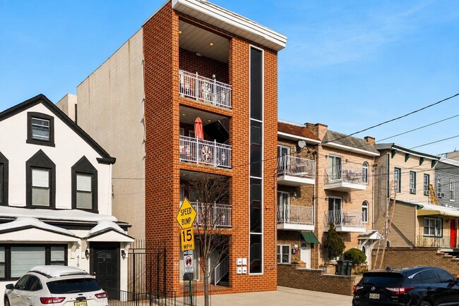 Building Photo - 416 2nd St