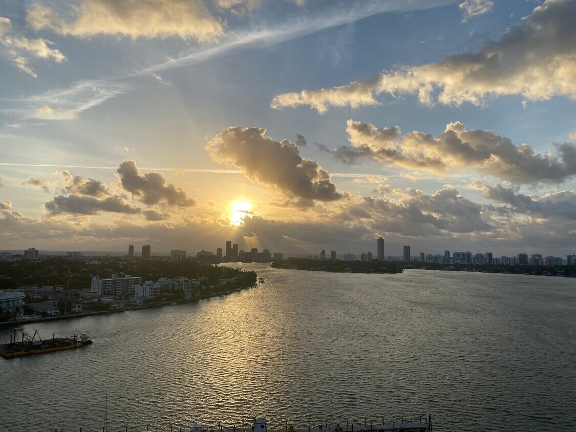 Primary Photo - 7601 E Treasure Dr