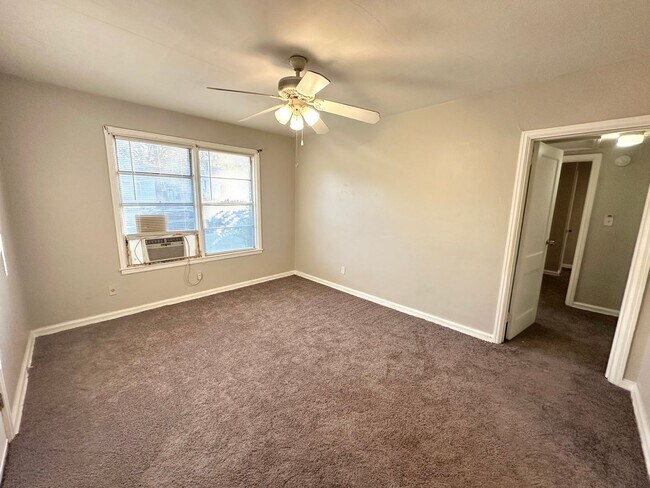 Building Photo - LOVELY & Updated 2/1 House w/ Black Applia...