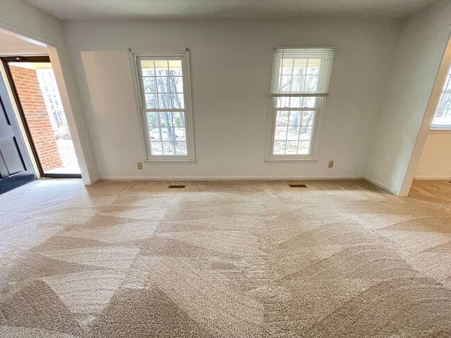 Building Photo - Lovely 3br 2ba home in quiet Chapel Hill neighborhood, walking distance to McDougle Elementary!