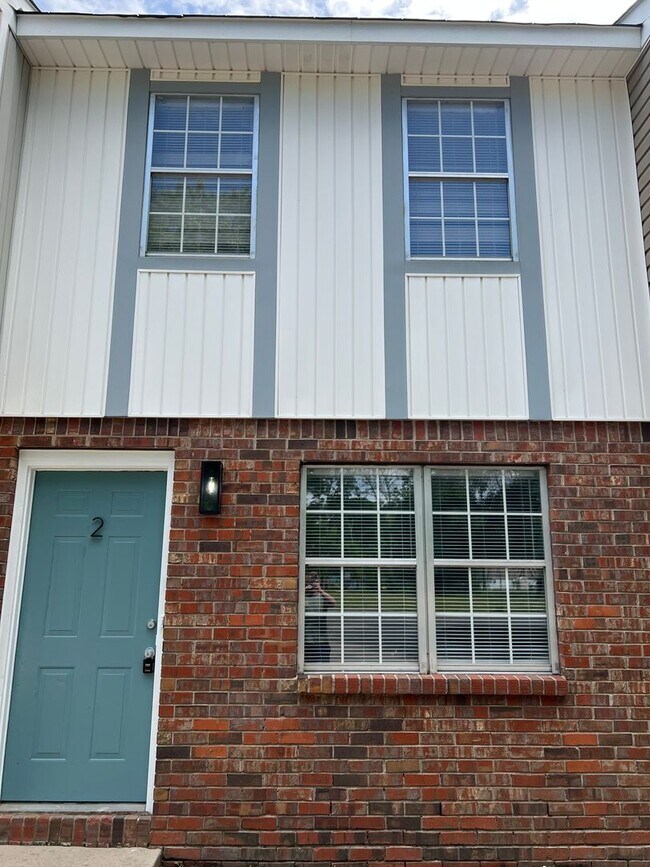 Building Photo - 1117 Magnolia St SE