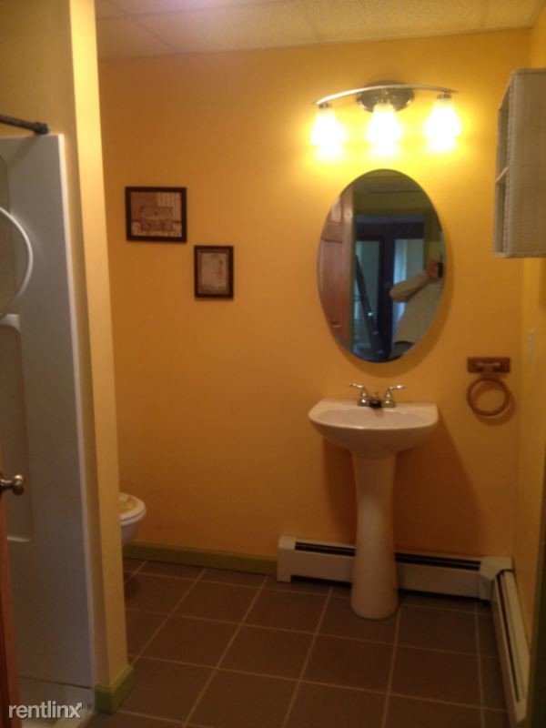 Foto del edificio - 3 br, 2 bath House - 104 Maple St