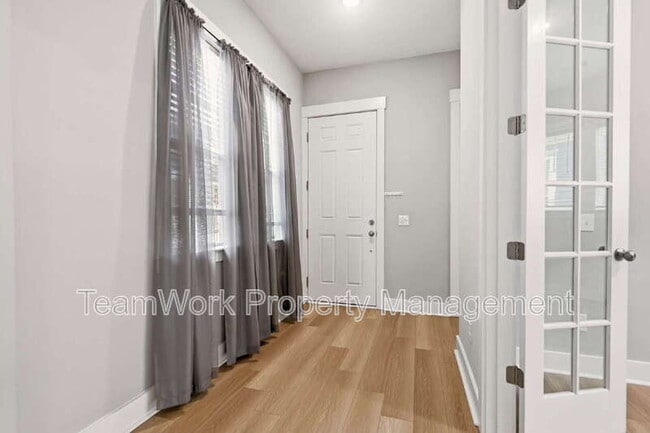 Building Photo - 553 Sound Dr