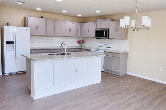 Building Photo - 5211 Viewpoint Dr
