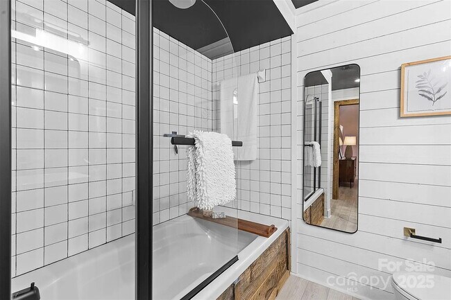Foto del edificio - "Chic Urban Living: Spacious 1-Bedroom Ret...