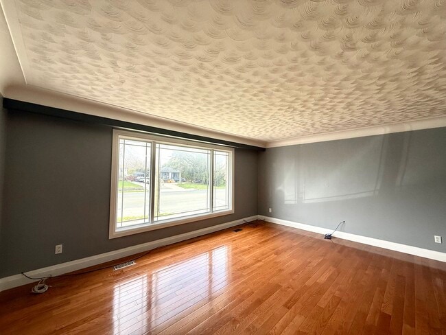 Building Photo - 585 Mohawk Rd E