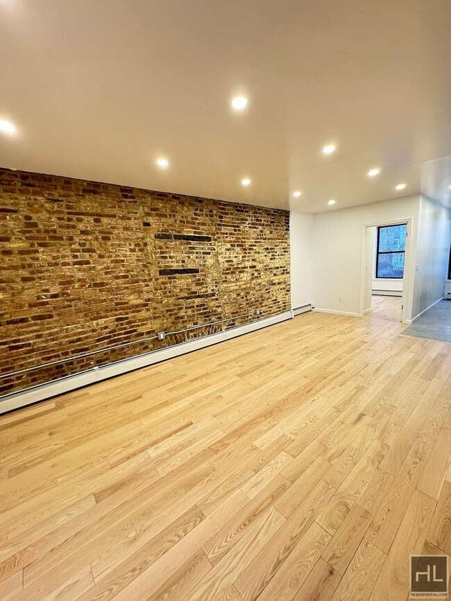 Building Photo - ---==NEW RENOVATION -- 3 Bed 1.5 BATH -- W...