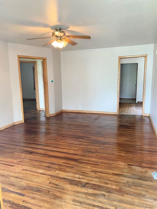 Building Photo - 3 Bed 2 Bath Home with 2 Car Garage