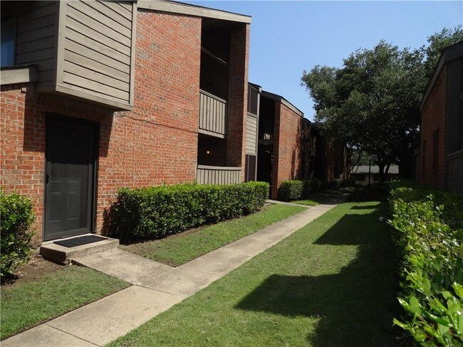 Building Photo - 9600 Royal Ln