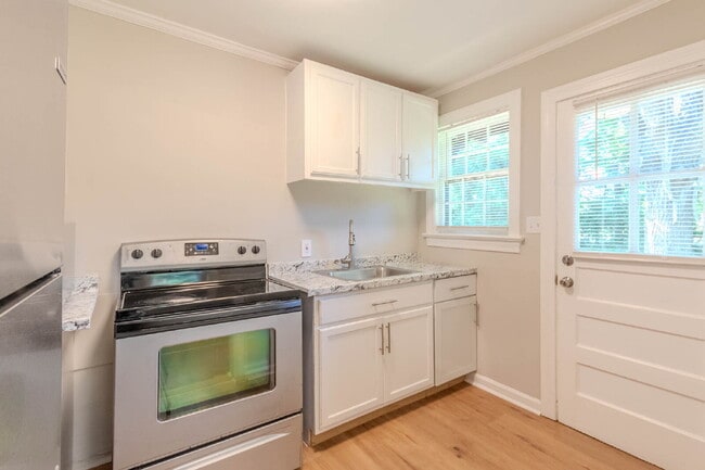 Building Photo - Fantastic 2 Bed, 1 Bath. Walk to MTSU! Uti...