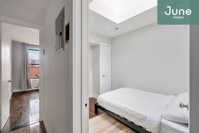 Building Photo - ROOM ONLY in 5-bed/2.0-bath Home