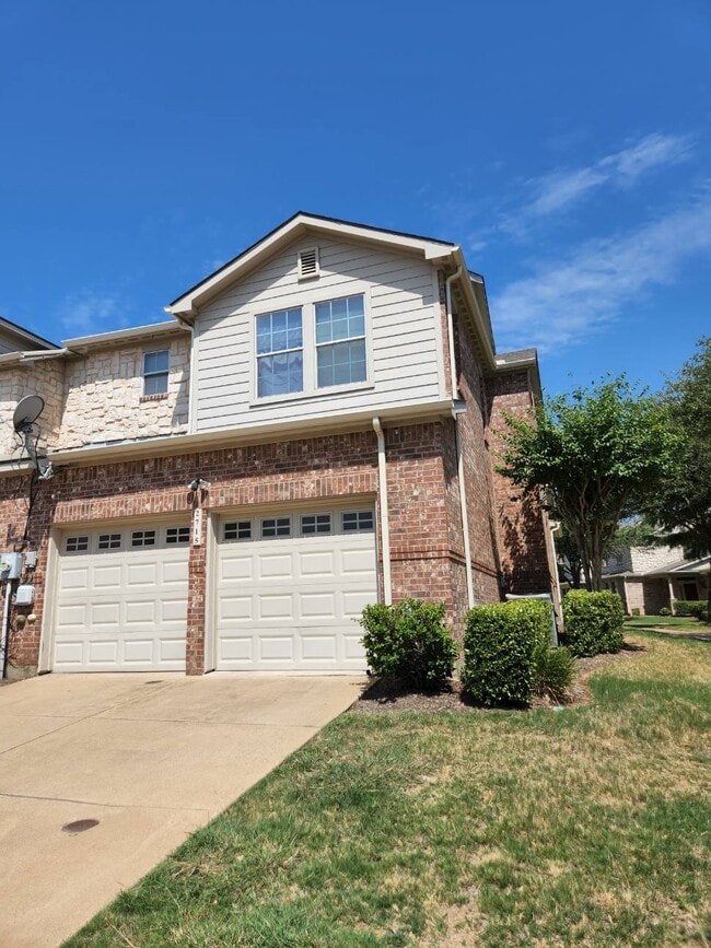 Two Car Garage - 2715 Hyde Park Dr