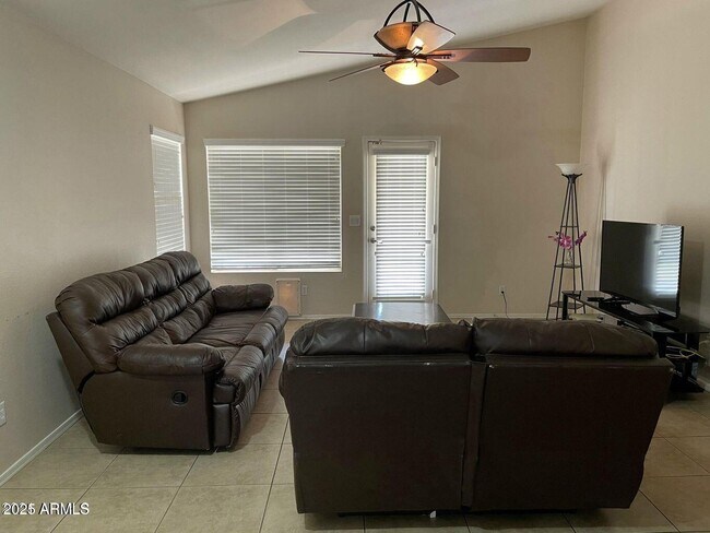 Building Photo - 1091 W Kingbird Dr