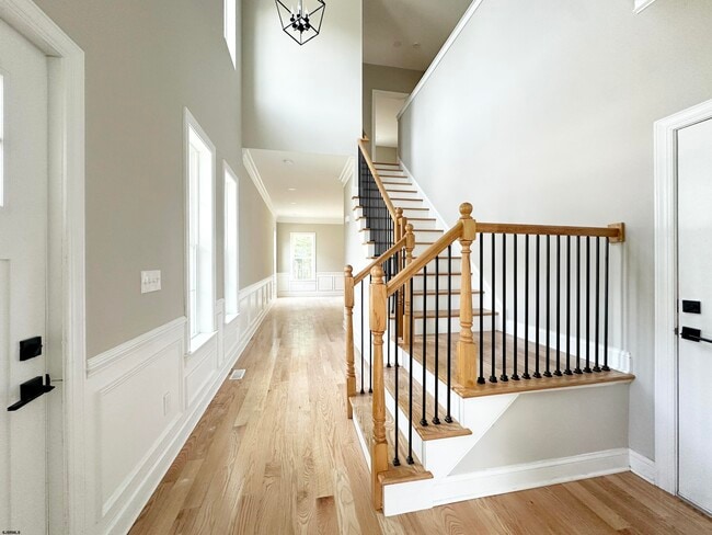Building Photo - 438A Redwood Ave