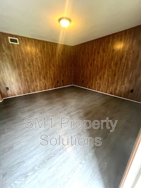 Building Photo - 1716 Green Oaks Dr SE