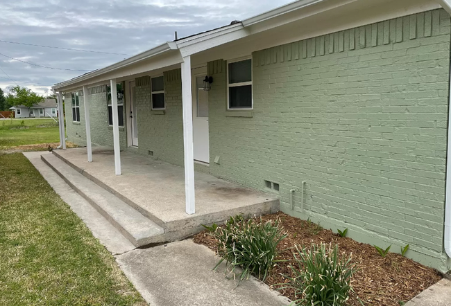 Building Photo - Newly Refinished Home Available!