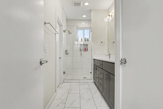 Foto del edificio - 5349 Ellsworth Ave