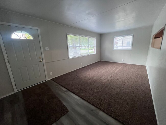 Building Photo - Three Bedroom Ranch in New Haven! Availabl...