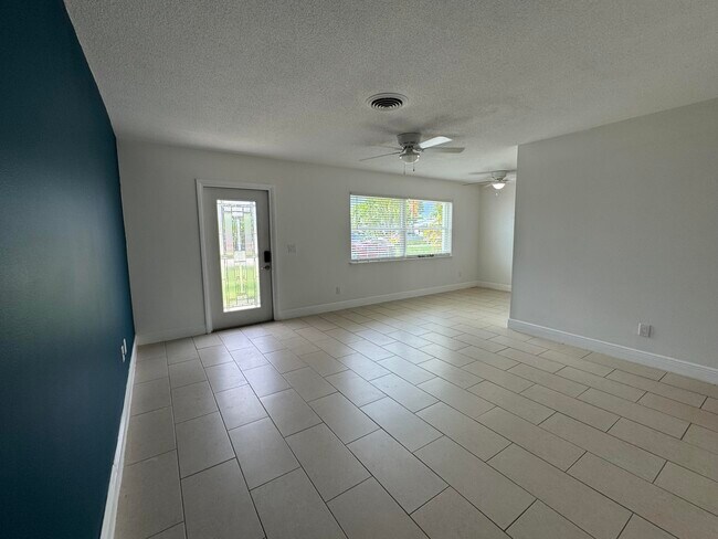Building Photo - 110 N Las Olas Dr