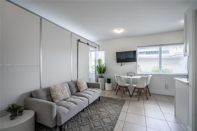 Foto del edificio - 6971 Carlyle Ave