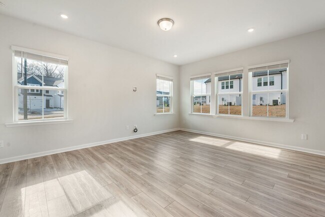 Foto del edificio - **Applications Pending** Available NOW! Ne...