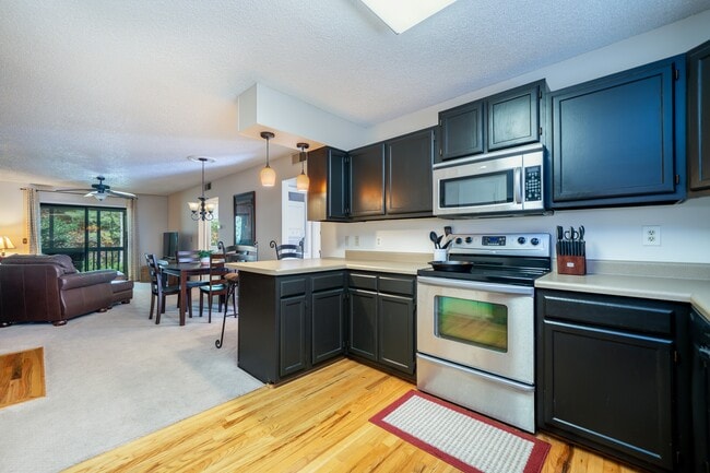 Building Photo - 49 Lake Dr