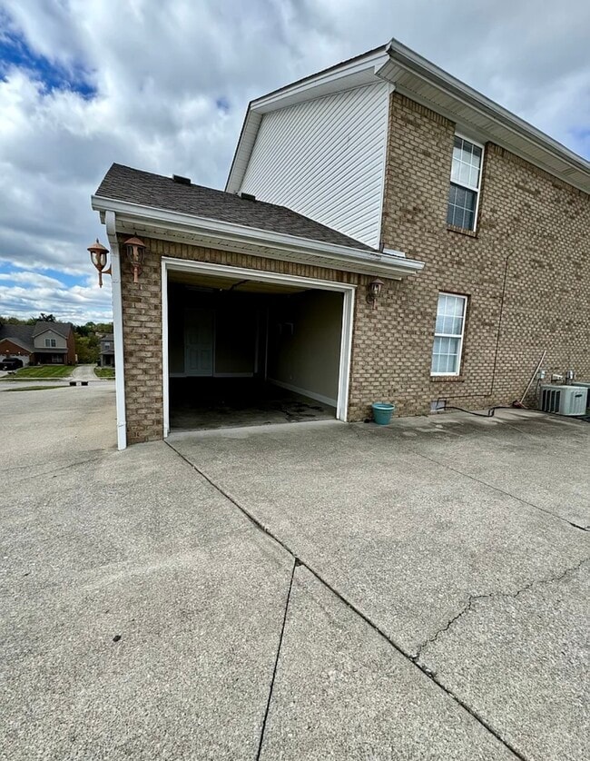 Building Photo - 634 Hampton Way