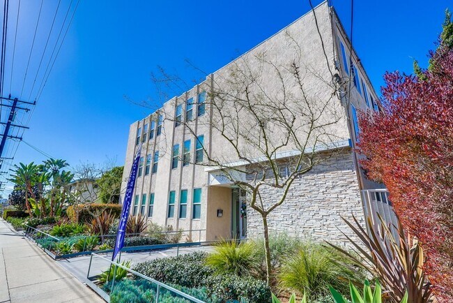 Building Photo - 537 E Hyde Park Blvd