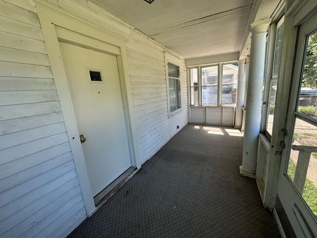 Building Photo - $1350 - 2 Bed 1 Bath Home