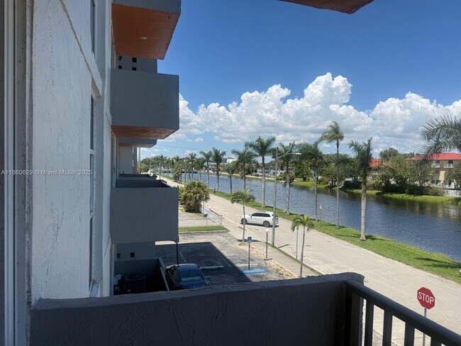 Foto del edificio - 2075 NE 164th St