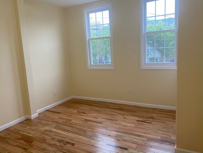 Building Photo - 357 S 8th St