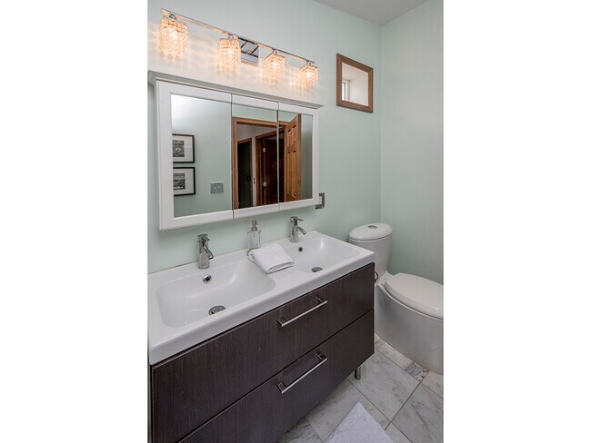 Baño del nivel superior - 961 18th Ave SE