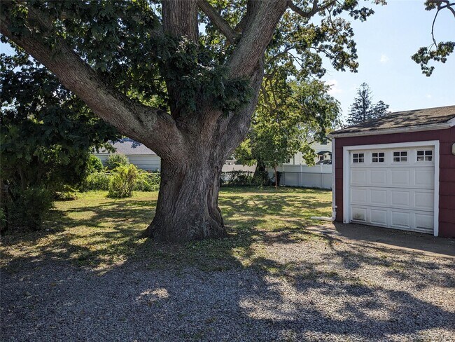 Building Photo - 188 Little East Neck Rd