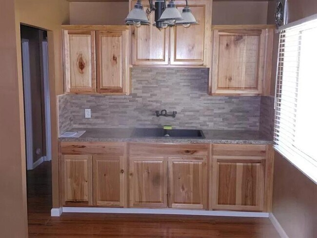 Building Photo - Updated 2 bedroom, 1 bath with a den