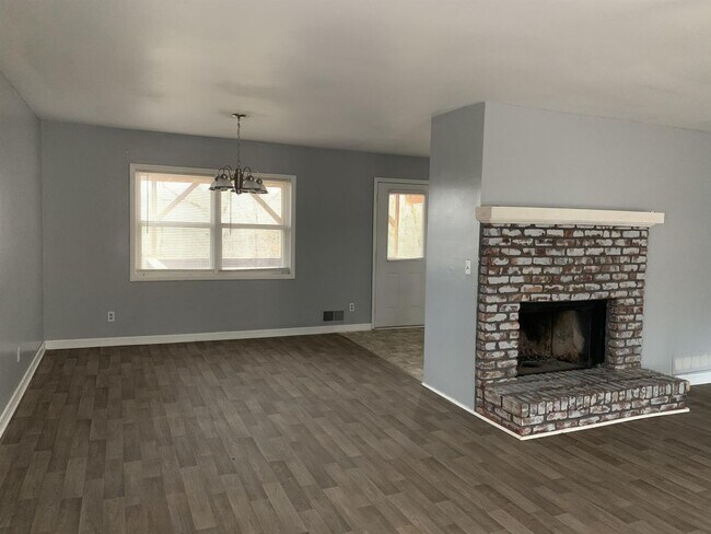 Building Photo - 2208 Colonial Circle