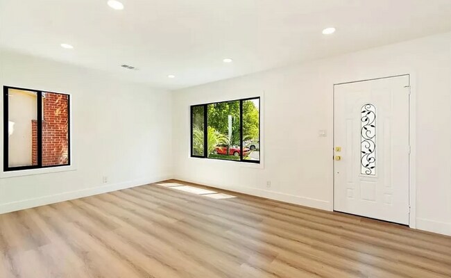 Foto del edificio - 7907 Satsuma Ave