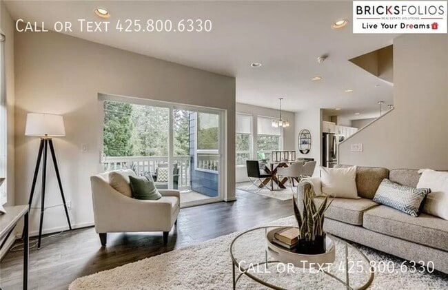 Building Photo - Stunning Three-Story Townhome in Lynnwood, WA