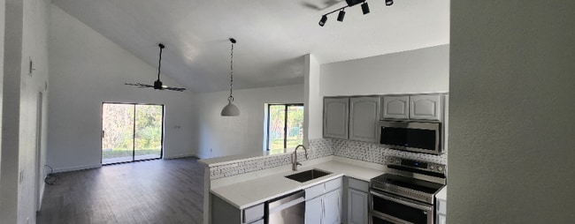 Foto del edificio - 33 Pony Express Dr