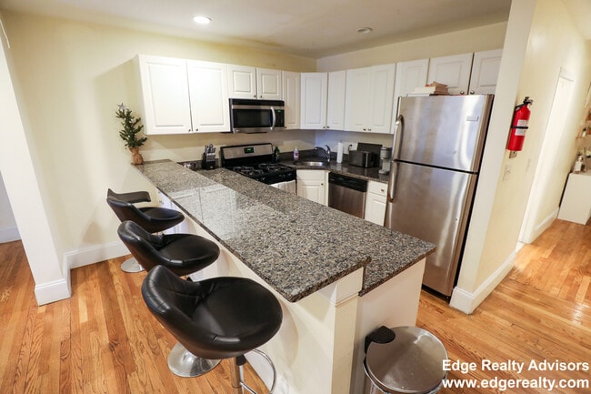 Building Photo - 324 Saint Paul St