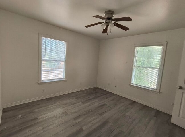 Building Photo - Lovely 2 bedroom, 1 bath home with large b...