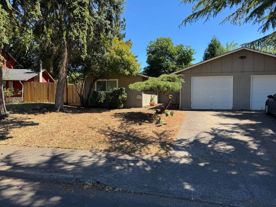 Updated 2-bedroom 1.5 bath duplex in Springfield! - Updated 2-bedroom 1.5 bath duplex in Springfield!
