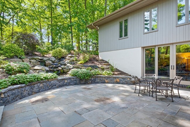 Building Photo - Mid Centurty Modern Home