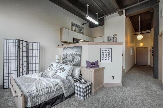 Roll Out Bed - 308 W 8th St
