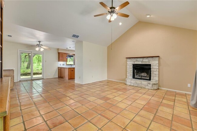 Building Photo - 901 Valley View Dr