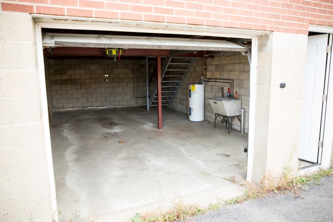 Building Photo - 1 Fincher Ln