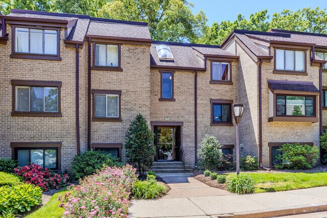 Foto del edificio - 1643 Parkcrest Cir